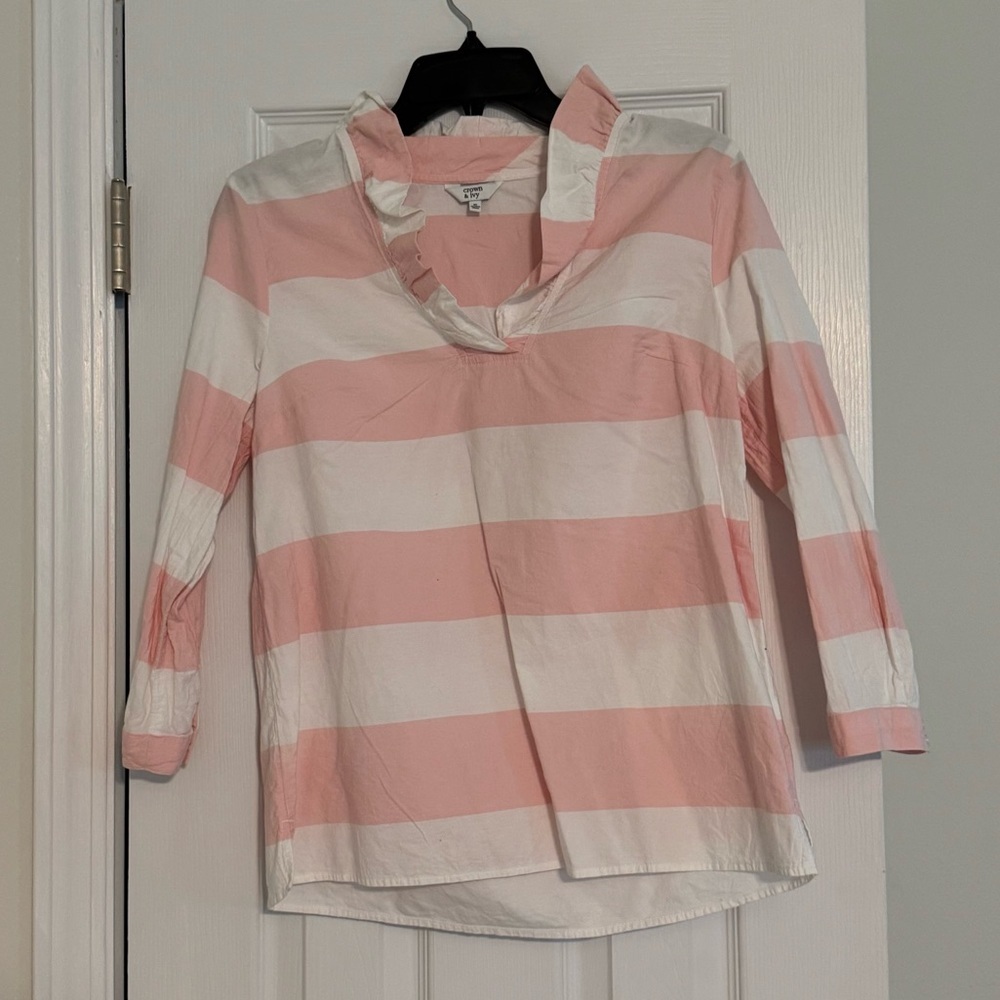 Crown & Ivy top size medium